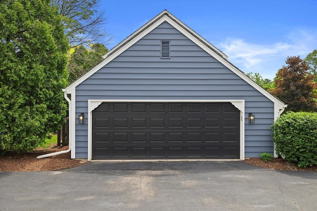 9848 N Lamplighter Ln, Mequon, WI 53092 - view of garage