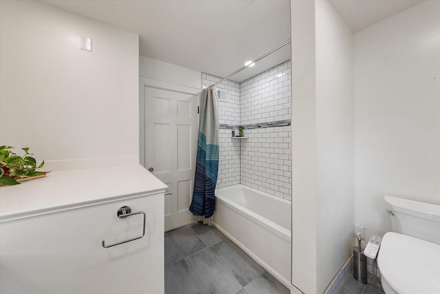 5825 N Bay Ridge Ave, Whitefish Bay, WI 53217 - full bathroom featuring toilet and shower / tub combo