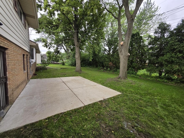 4643 N 108th St, Wauwatosa, WI 53225 - view of grassy yard featuring a patio area