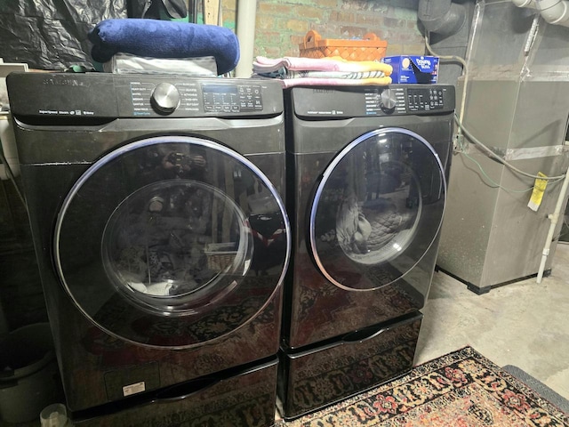 1635 Grand Ave, Racine, WI 53403 - laundry area featuring independent washer and dryer