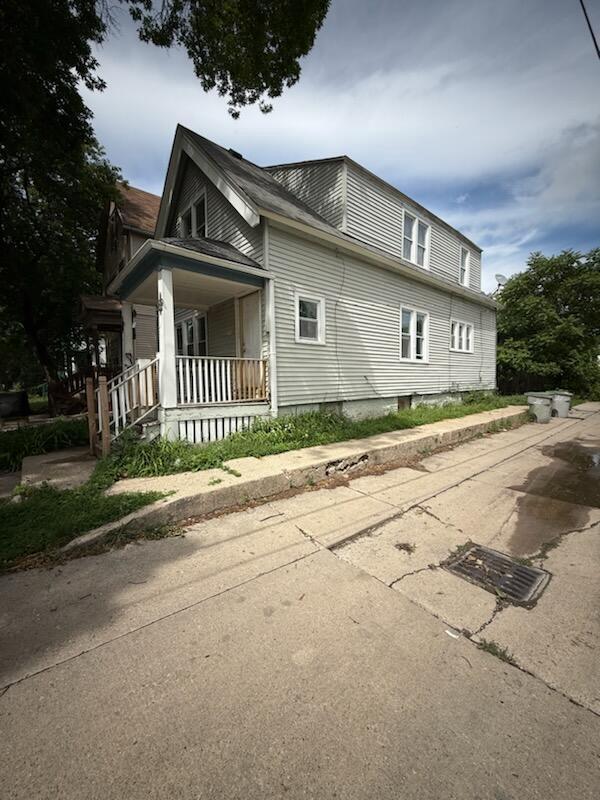 2564 N 17th St, Milwaukee, WI 53206 - view of side of home with a porch