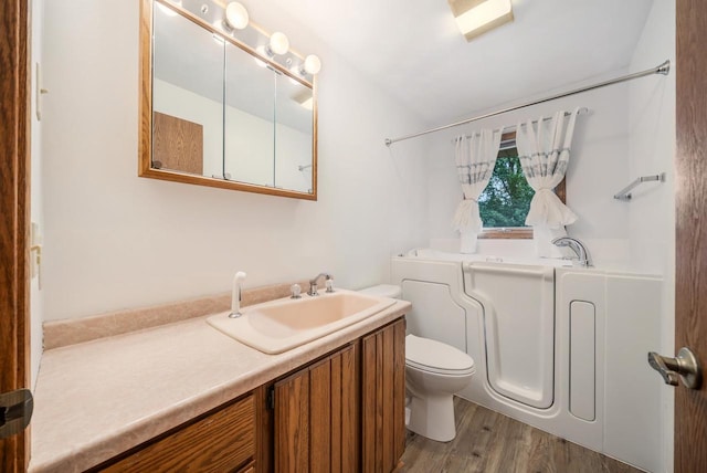 2232 N Cloudview Dr, Appleton, WI 54914 - full bath featuring wood finished floors, vanity, a bath, and lofted ceiling