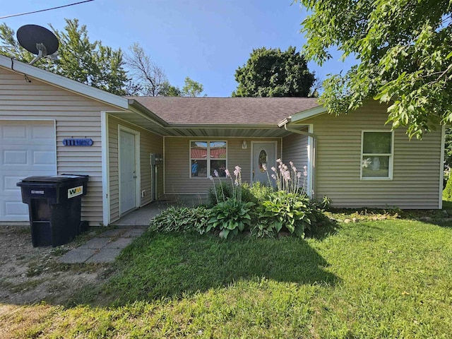 105 W Clark St, Plainfield, WI 54966 - ranch-style home with a front lawn and roof with shingles