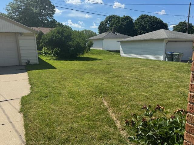 3681 S 5th St, Milwaukee, WI 53207 - view of grassy yard