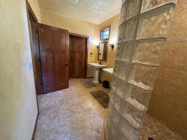 4920 N Meade St, Appleton, WI 54913 - full bath featuring tiled shower and a textured ceiling