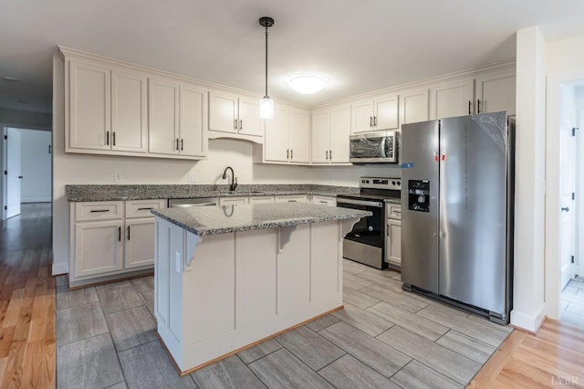 465 Soybean Dr, Appomattox, VA 24522 - kitchen with appliances with stainless steel finishes, wood tiled floors, a sink, and a center island