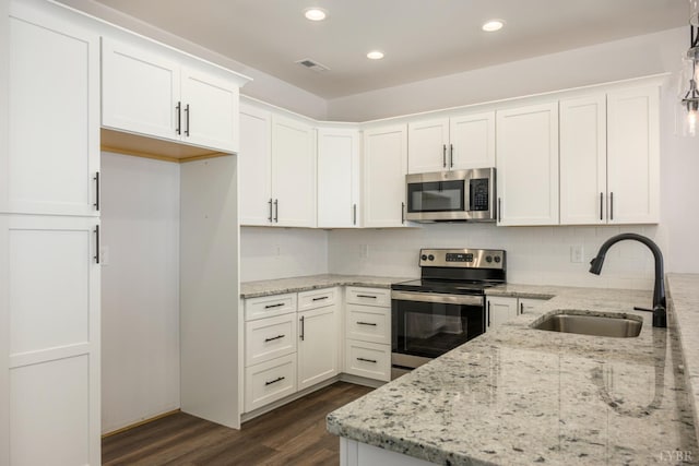 104 Lockridge Ln, Lynchburg, VA 24502 - kitchen featuring stainless steel appliances, a sink, dark wood-style floors, white cabinetry, and recessed lighting