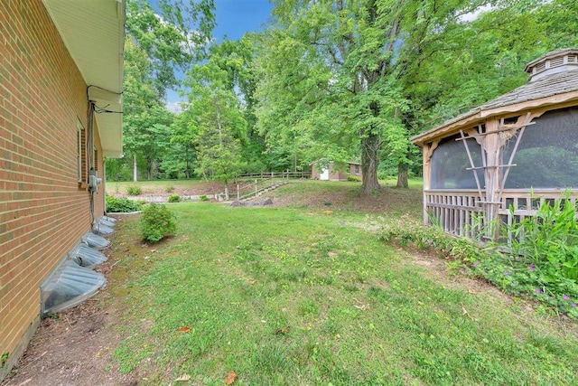 view of yard featuring an outbuilding