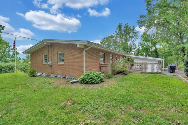 view of front of property featuring a front yard