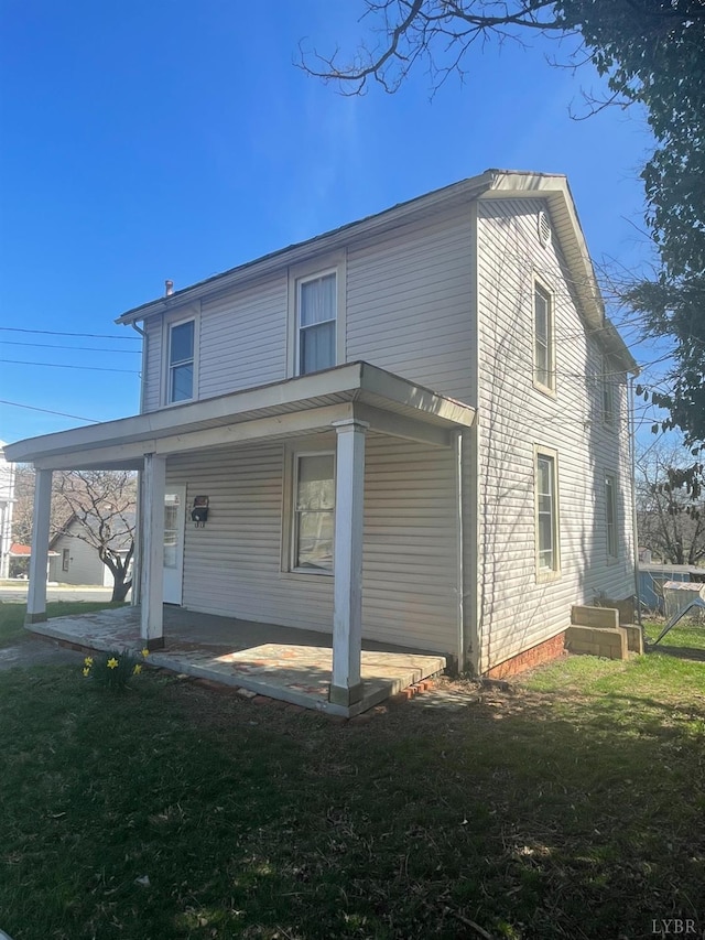 500 Amherst St, Lynchburg, VA 24504 - view of front facade featuring a porch and a front yard