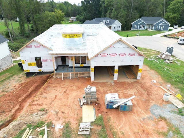 view of front of property featuring a forest view
