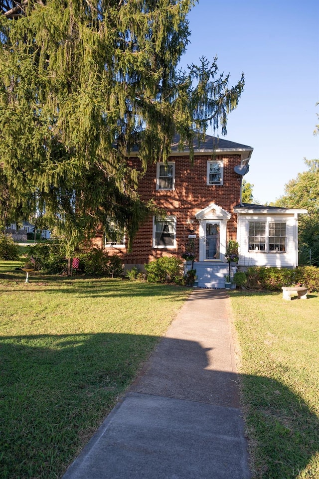 view of front of home with a front lawn