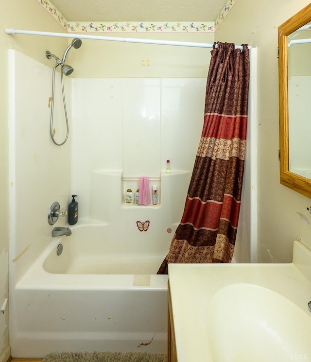 906 8th St, Lynchburg, VA 24504 - full bath featuring shower / tub combo with curtain and vanity