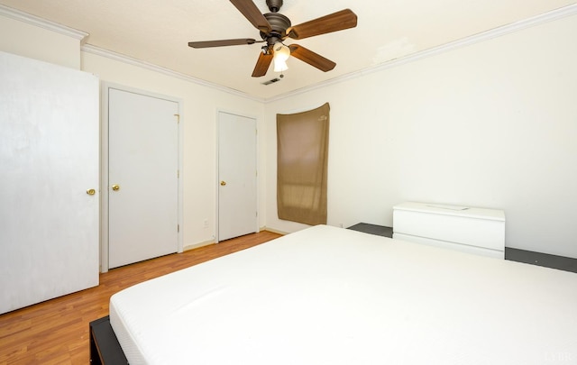 906 8th St, Lynchburg, VA 24504 - bedroom featuring ornamental molding, light wood-type flooring, and a ceiling fan