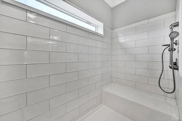 bathroom featuring a tile shower