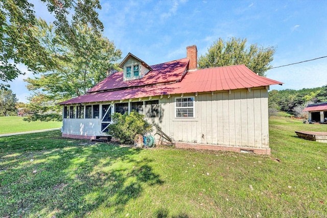 view of front of house with a front lawn