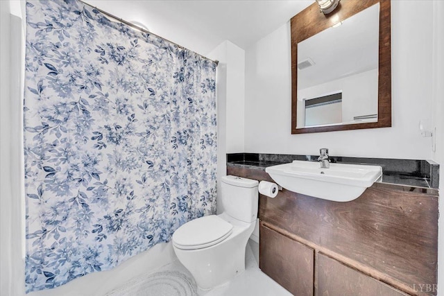 400 SW Salem Ave Unit 2B, Roanoke, VA 24016 - bathroom featuring toilet, a sink, curtained shower, and visible vents