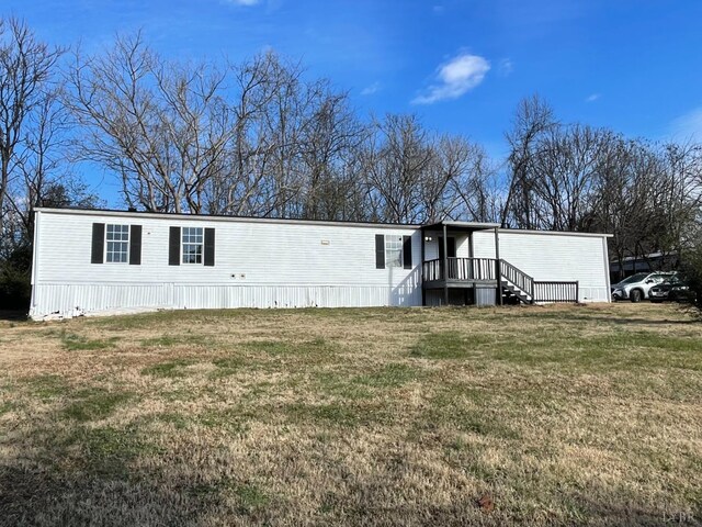 manufactured / mobile home with a front lawn