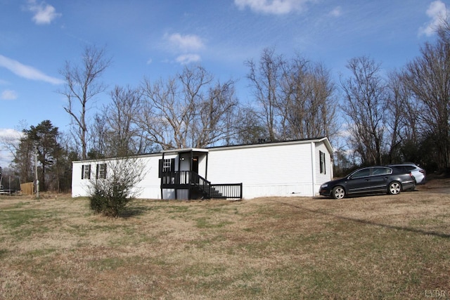 manufactured / mobile home with a front lawn