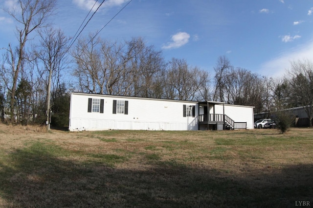 manufactured / mobile home with a front yard