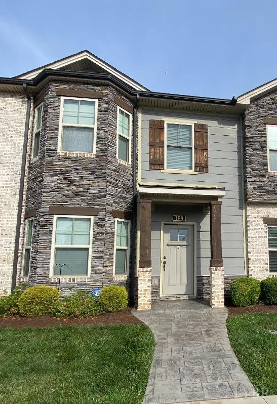 view of front facade with stone siding