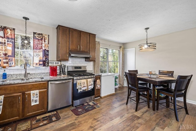 1117 Long Meadows Dr, Lynchburg, VA 24502 - kitchen with appliances with stainless steel finishes, a sink, under cabinet range hood, a textured ceiling, and dark wood-style floors