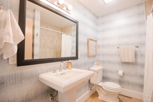 1926 Canterbury Ct Unit 301, Lynchburg, VA 24503 - full bathroom featuring visible vents, a sink, curtained shower, and toilet
