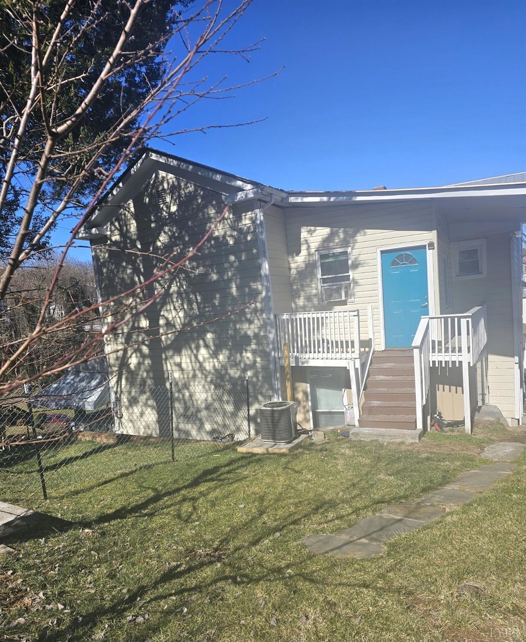 900 Polk St, Lynchburg, VA 24504 - view of front of property with a front lawn