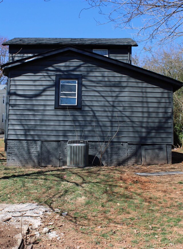 2316 Aragon St, Lynchburg, VA 24501 - view of side of property featuring a lawn and central AC unit