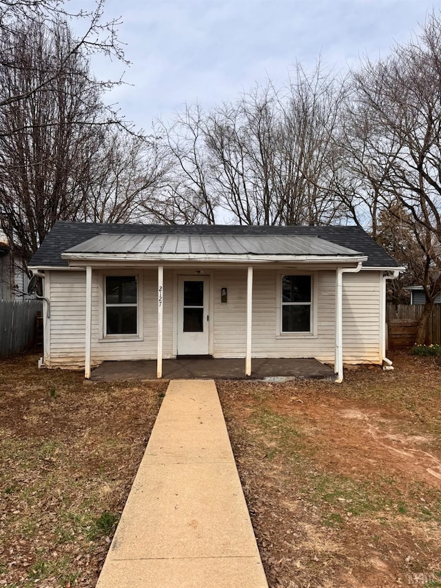 bungalow-style house with fence and covered porch
