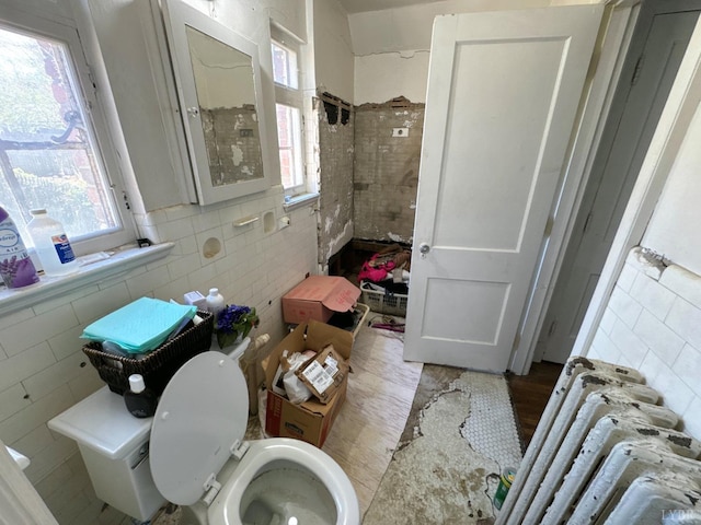 807 Pershing Ave, Lynchburg, VA 24503 - bathroom with tile walls, healthy amount of natural light, and a tile shower
