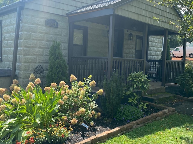 3554 Leffel Rd, Roanoke, VA 24018 - view of side of home with a porch and a garage