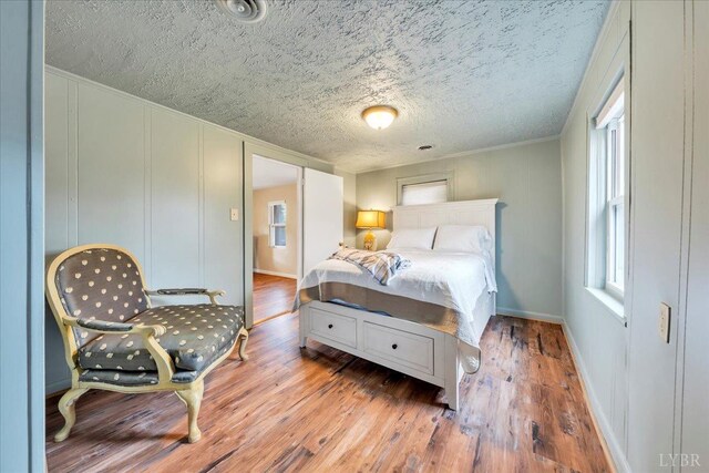 3554 Leffel Rd, Roanoke, VA 24018 - bedroom with light wood-style floors, a textured ceiling, baseboards, and crown molding
