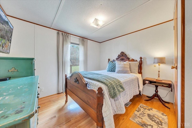 3554 Leffel Rd, Roanoke, VA 24018 - bedroom featuring light wood-style floors and a textured ceiling