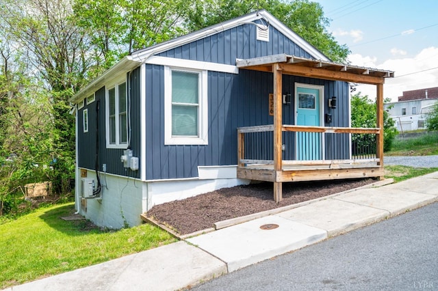 326 Jackson St, Lynchburg, VA 24504 - view of front of home featuring board and batten siding