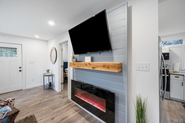 326 Jackson St, Lynchburg, VA 24504 - living area featuring a wealth of natural light, light wood-style floors, a glass covered fireplace, and recessed lighting