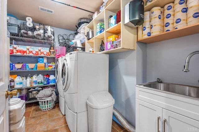 700 Cloudcroft Dr, Monroe, VA 24574 - clothes washing area with light tile patterned floors, a sink, visible vents, cabinet space, and washer and dryer