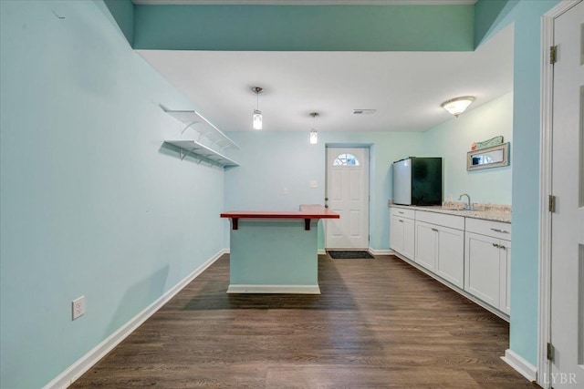 1309 Gate Ln, Moneta, VA 24121 - kitchen featuring baseboards, a kitchen bar, dark wood finished floors, white cabinetry, and a sink