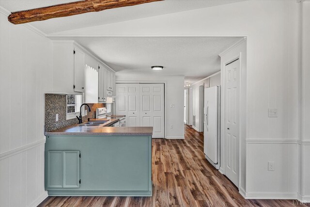 1330 Springfield Dr, Vinton, VA 24179 - kitchen featuring a sink, freestanding refrigerator, dark wood-style floors, electric stove, and a peninsula