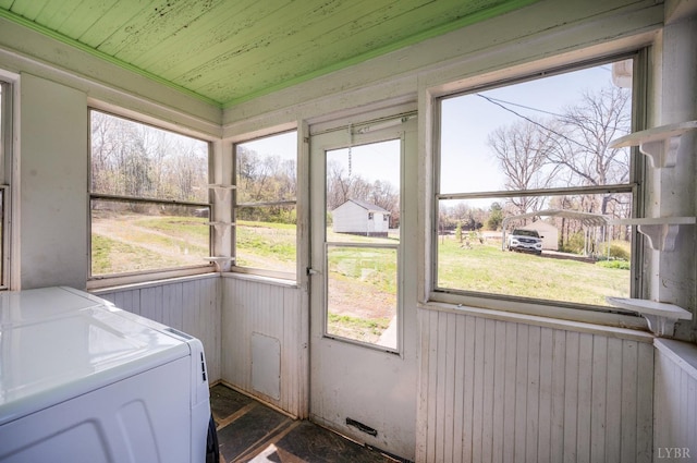 501 W Spencer Rd, Hurt, VA 24563 - sunroom featuring independent washer and dryer
