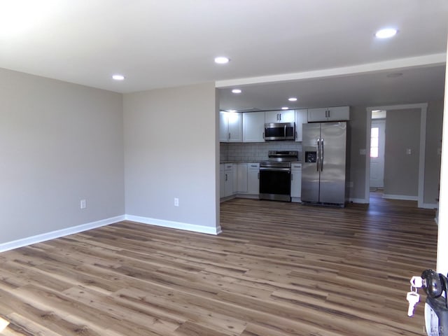 1021 Bowman Ln, Bedford, VA 24523 - kitchen with stainless steel appliances, baseboards, wood finished floors, tasteful backsplash, and recessed lighting