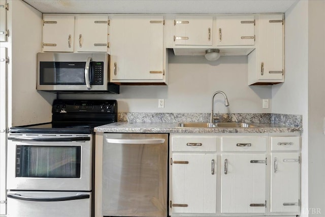 43 Nags Head Ct, Lynchburg, VA 24502 - kitchen featuring stainless steel appliances, a sink, white cabinets, and light countertops