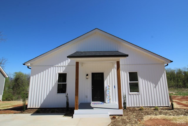 625 S St, Bedford, VA 24523 - view of modern inspired farmhouse