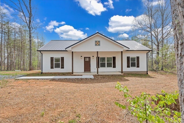 9900 Stonewall Rd, Appomattox, VA 24522 - modern farmhouse featuring a porch and metal roof