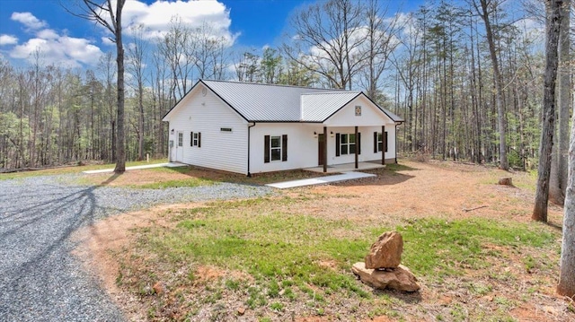 9900 Stonewall Rd, Appomattox, VA 24522 - modern farmhouse featuring a forest view, driveway, and metal roof