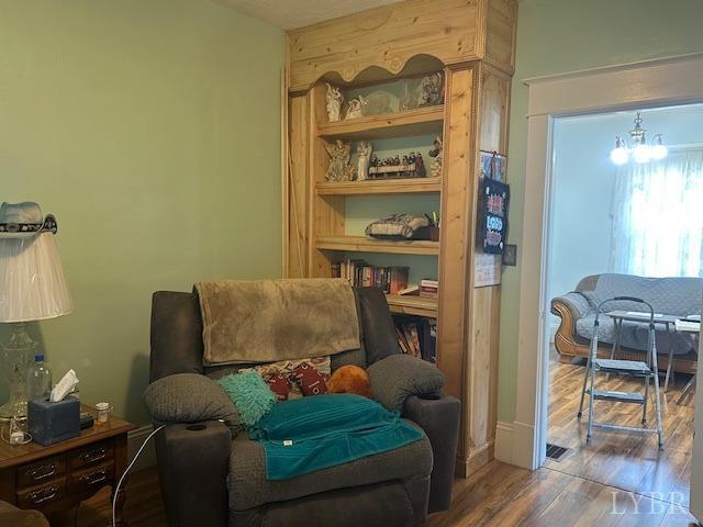 2107 SE Kenwood Blvd, Roanoke, VA 24013 - living area featuring wood finished floors and a chandelier