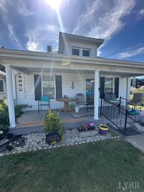2107 SE Kenwood Blvd, Roanoke, VA 24013 - back of house with covered porch and a lawn