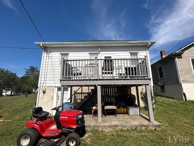 2107 SE Kenwood Blvd, Roanoke, VA 24013 - back of property featuring a yard, a patio area, a deck, and stairway
