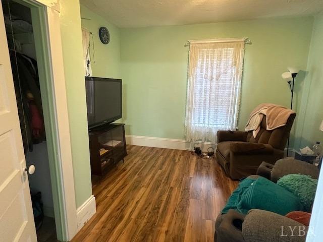 2107 SE Kenwood Blvd, Roanoke, VA 24013 - living room featuring wood finished floors and baseboards
