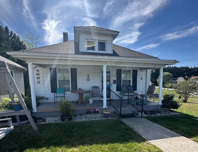 2107 SE Kenwood Blvd, Roanoke, VA 24013 - bungalow-style home with covered porch, a front lawn, and a shingled roof